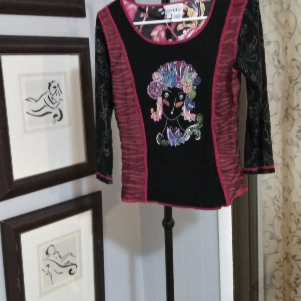 Small pullover top by "Vanity" - Picture 7 of 7